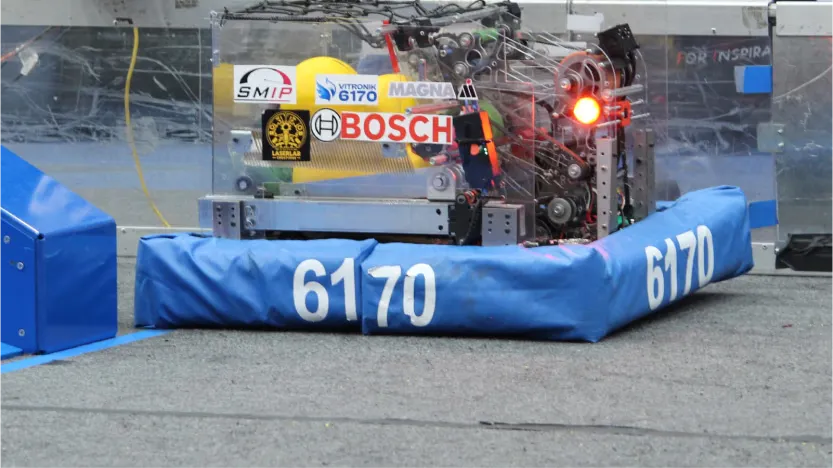 Robot de competencia FRC del equipo Vitronik, con el número 6170 en el parachoques azul.