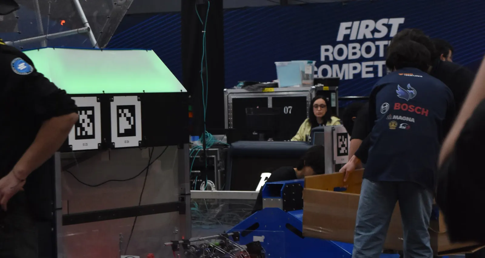 Estudiantes de robótica trabajando en un robot en el taller de Vitronik